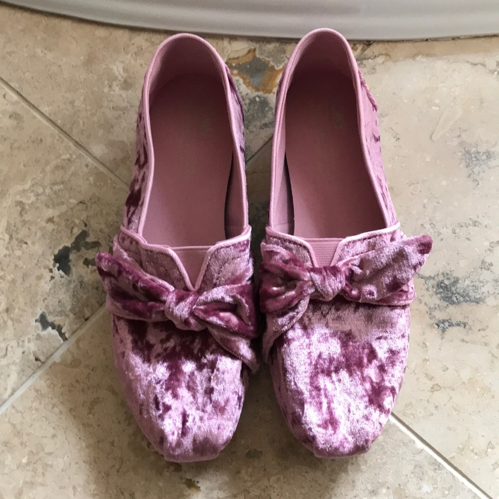 TOMS Velvet Bow Classics in faded rose EUC